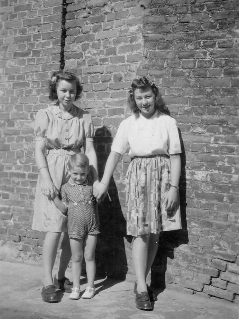 Mimi en Georgette uit Oplinter en het ondergedoken Joodse jongetje Amos.